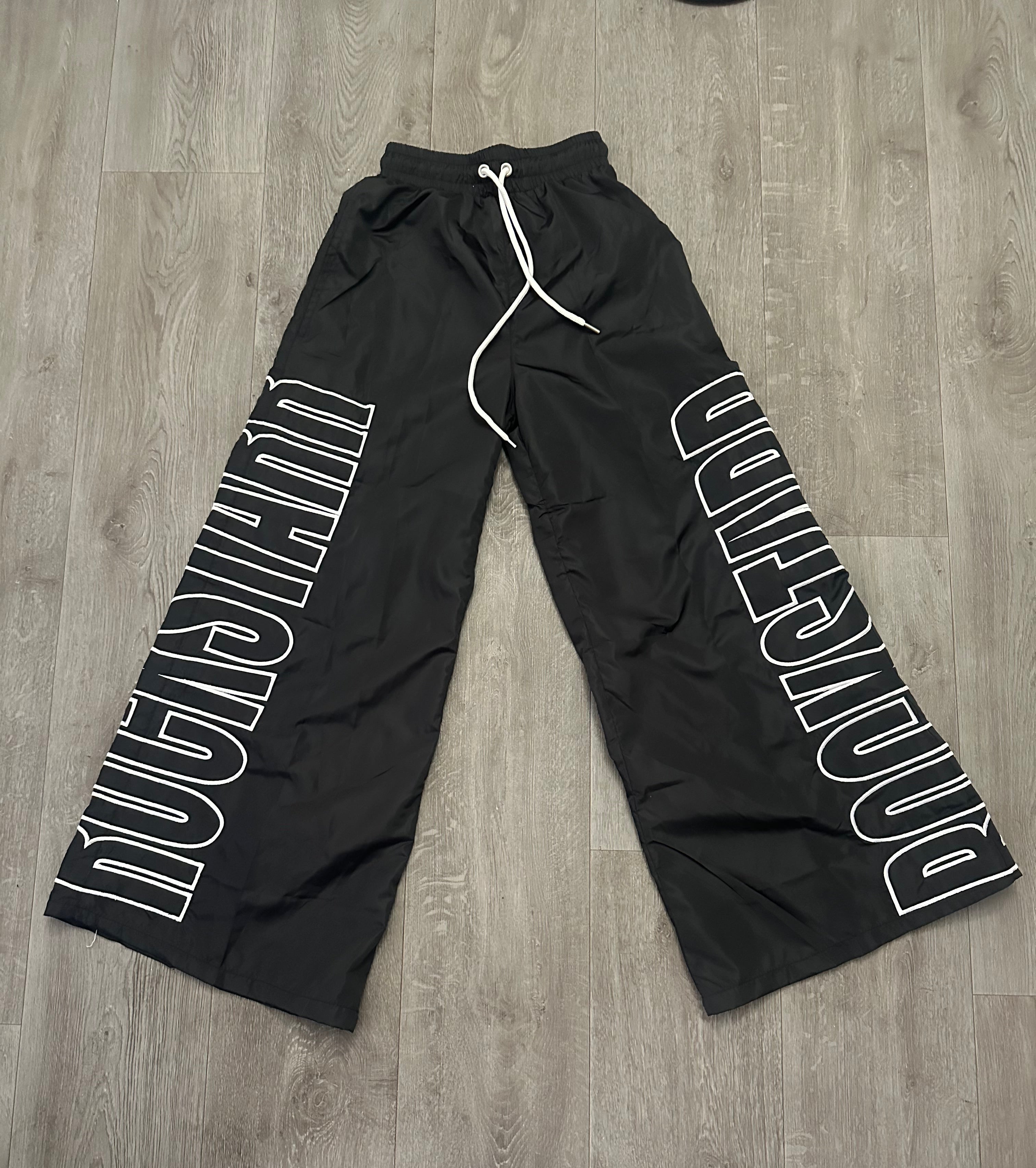 BLACK TRACKPANTS